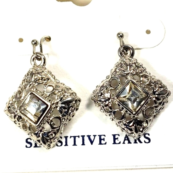Croft & Barrow Silver tone Filigree Square Shape Crystal Earrings 2/$30 Jewelry - Picture 1 of 8